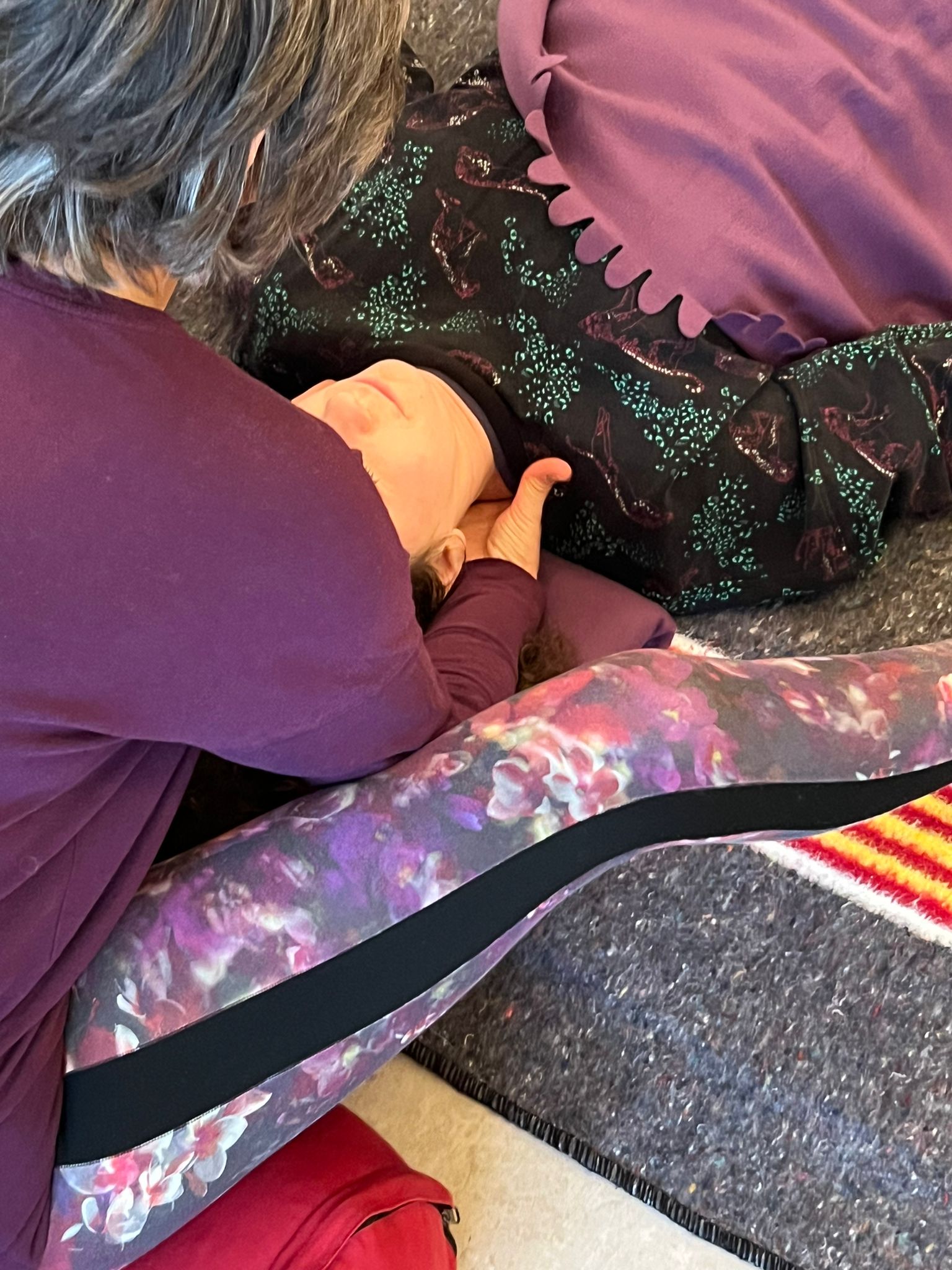 Foto van een Bara Yoga-les met Emmy en deelnemers